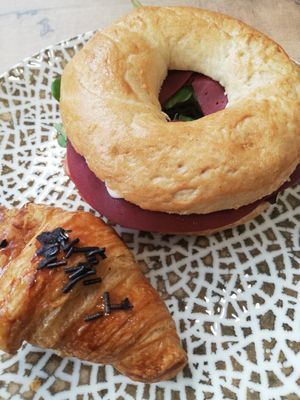 Primer pla de Bagel i petir croissant de xoco at La Veggiesseria in Tarragona