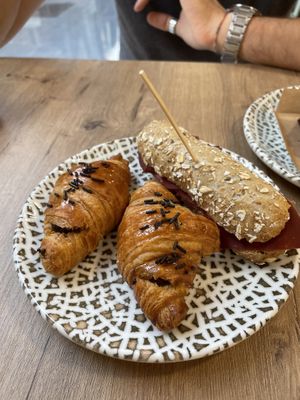 Croissant e mini panino   at La Veggiesseria in Tarragona