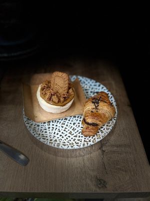 croissant relleno de choco y cheescake de lotus🤤 at La Veggiesseria in Tarragona