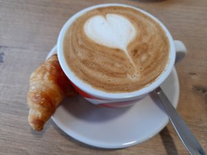 Coffee with oat milk and a little croissant at La Veggiesseria in Tarragona