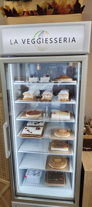 Variedad de pasteles at La Veggiesseria in Tarragona