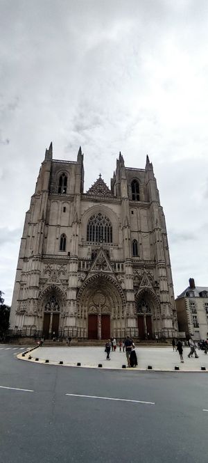 Está situado a la izquierda de la catedral at Oh K-fée d'Mj in Nantes