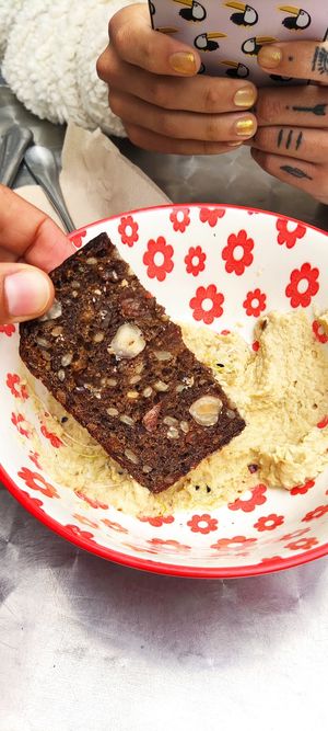 Pan integral con frutos secos y hummus at Oh K-fée d'Mj in Nantes