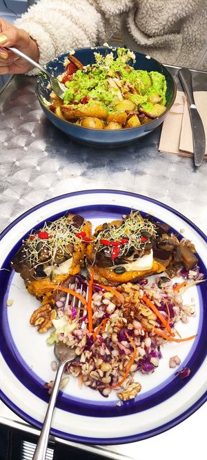 Tostadas con berenjenas y ensalada de arroz con nueces at Oh K-fée d'Mj in Nantes