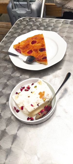 Tarta de frutos rojos y helado con frutos secos at Oh K-fée d'Mj in Nantes