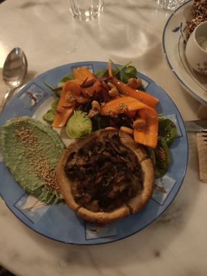 Tartelette oignon caramélisées poireaux champignons salade de pousse d'épinard carottes betterave noix de cajou ou mousse à la spiruline at Oh K-fée d'Mj in Nantes