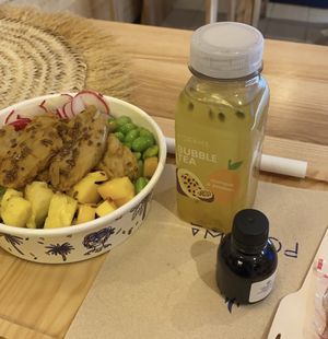 Bowl vegan avec Bubble tea et sauce soja salée !! Sucette végane en forme de coeur offerte également😄 at POKAWA in Amiens