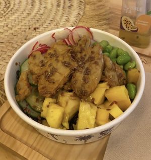 Bowl custom : riz noir, edamame, radis, mangue, ananas, concombre et aiguillettes Happyvore !!  at POKAWA in Amiens