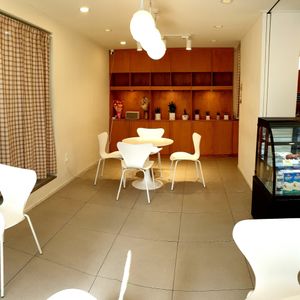 open space seating at Bgomi in Seoul