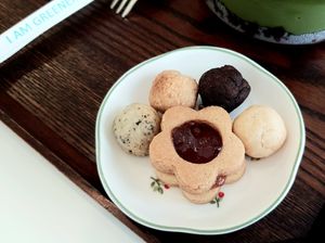 complimentary cookie samples at Bgomi in Seoul
