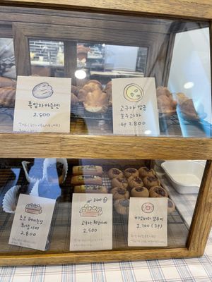 Baked items  at Bgomi in Seoul