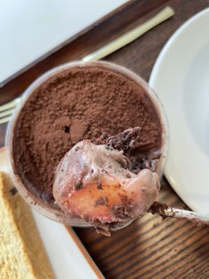 Strawberry  chocolate pot  at Bgomi in Seoul