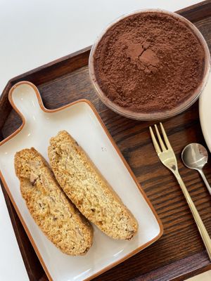 Biscotti & Strawberry chocolate pot  at Bgomi in Seoul