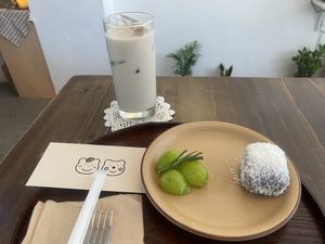 Milk tea and lamington cake   at Bgomi in Seoul