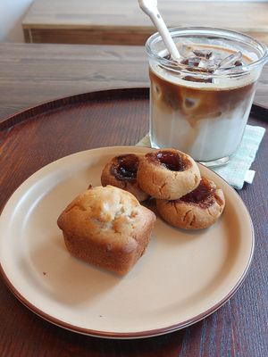 Peanut jam cookies, pound cake and oat latte at Bgomi in Seoul