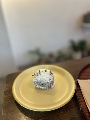 Lamington  at Bgomi in Seoul