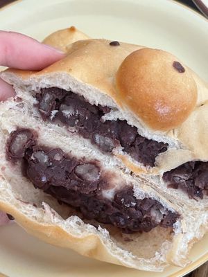 Bread 4.000  at Bgomi in Seoul