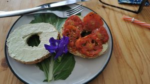 Bagel, vegan cream cheese at Full-Fill in Koh Lanta