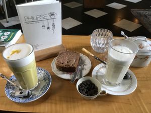 Golden latte with oatmilk, vegan pear cake, chocolate soy milk (DIY)    at Philipse in Nijmegen