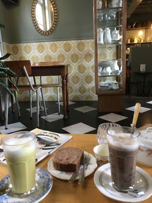 Golden latte with oatmilk, vegan pear cake, chocolate soy milk (DIY).   at Philipse in Nijmegen