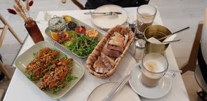 Vegane Platte und Stulle mit veganem Karottenlachs zum Frühstück at Batela in Saarbrucken