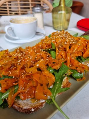 Möhrenlax getäuchert - Go vegan at Batela in Saarbrucken