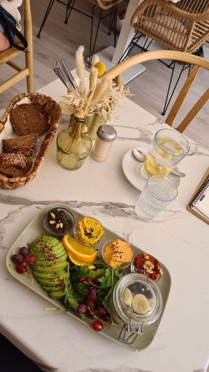 Vegane Platte mit frischem Ingwer Zitronen Tee at Batela in Saarbrucken