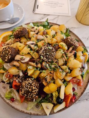 Mixed Salat with falafel, roasted mushrooms & potatoes #Veganuary at Batela in Saarbrucken