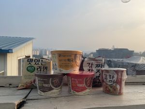 Some of the Ramyeon and „ready to eat“ food options   at Shop Right in Seoul