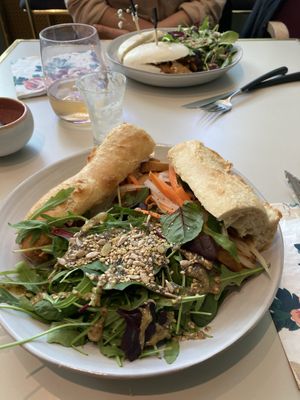 Banh-mi végétarien tofu  at Chez Molly in Versailles