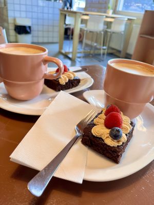 Vegan Brownie  & Flat White mit Hafermilch  at Freddy's Cafe in Kolding