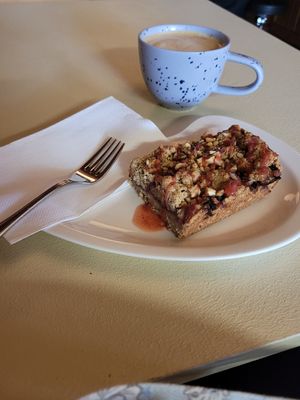 Vegan gluten-free crumble and cappuccino with oat drink at Freddy's Cafe in Kolding