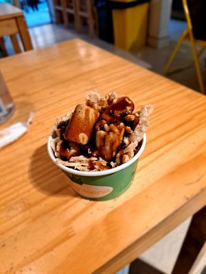 Leite de amêndoa com paçoca e cobertura de carame at A Tropicana - Sorvetes na chapa in Sao Paulo