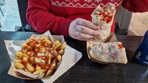 Chill fries with cheese? We expected chilli as opposed to a chilli sauce? Tandoori chicken wrap was good #Veganuary at Hot Box - Food Stand in Swindon