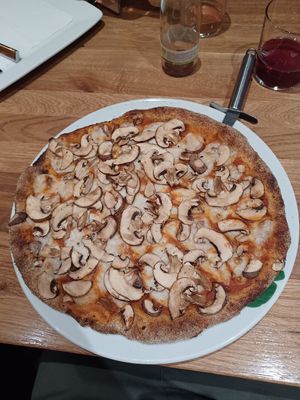 Vegane Pizza Funghi at Höfler's 5 in Bad Toelz