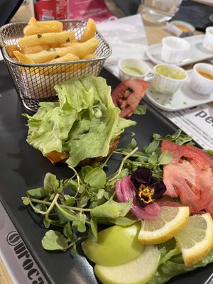 Hambúrguer vegan com salada e batata frita  at 1500 in Agueda