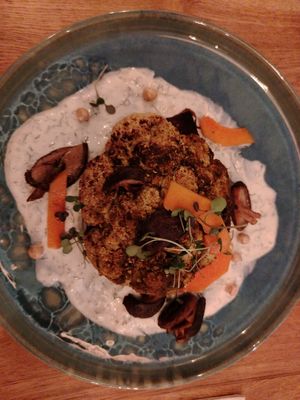 Cavolfiore arrosto speziato con funghi shitake, ceci fritti e salsa yogurt con tahina e aneto (vegetariano) at Restaurant La Tomate Verte in Aix-en Provence