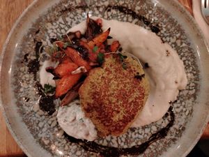 Burger di ceci con salsa allo yogurt di soia, pickles di zucca, indivia grigliata e cremoso di topinambour at Restaurant La Tomate Verte in Aix-en Provence