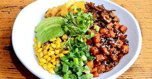 Buddha Bowl [gf]

Teriyaki sweet potatoes, avocado, pineapple, roasted almond slices, roasted corn, daikon sprouts, green onion, jasmine rice

Made with gluten-free  at Native Foods - The Loop in Chicago