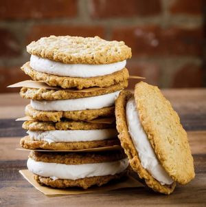 Oatmeal Creme Pie

whipped vanilla crème, two soft-baked oatmeal cookies at Native Foods - The Loop in Chicago
