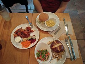 up: cheeseburger with mac'n'cheese
middle: buffalo cauliflower
down: jalapeño burger with coleslaw at Native Foods - The Loop in Chicago