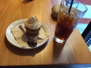 carrot cake cupcake with cream cheese frosting and peach iced tea at Native Foods - The Loop in Chicago