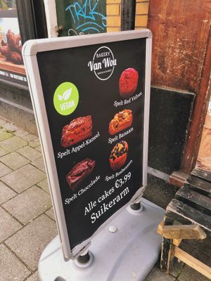 Vegan cakes, “low in sugar” at Bakkerij Van Wou in Amsterdam