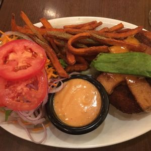 sweet potato fries en native burger at Native Foods - Lakeview in Chicago