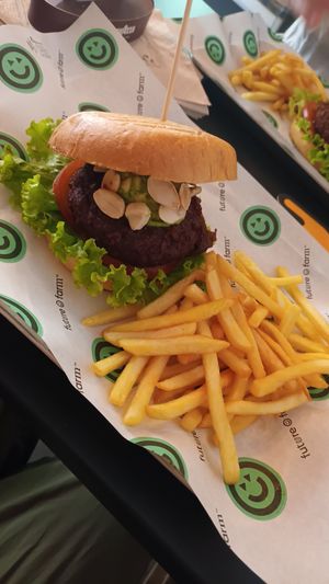 Avocado Burger with fries at 3B - Burger Beer Bitter in Milan