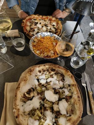 Vegan Pizza with Artichoke and vegan Salad at Mad In Italy in Catania