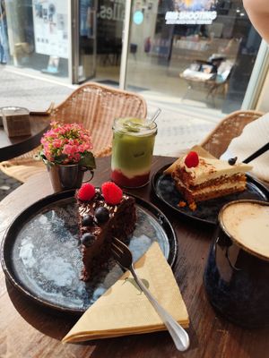 Vegan blueberry chocolate cake, chai latte with oat milk, strawberry matcha, carrot cake (not vegan) at Auckland Coffee in Nuremberg