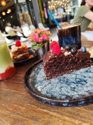 Vegan blueberry chocolate cake at Auckland Coffee in Nuremberg