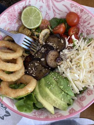 La comida todo súper fresco y bueno, el queso vegano con berenjena asadas y muchas verduras ✨✨  at Anasavam Vegano Y Saludable in La Serena