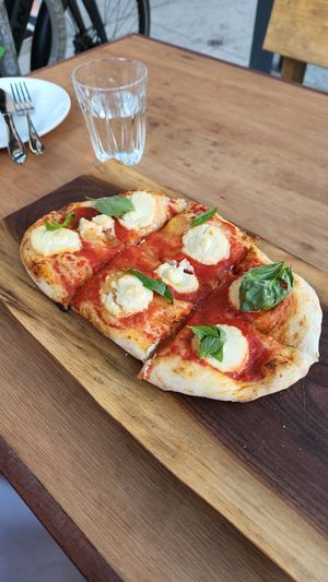 Margherita Pizza at Osteria Du in Toronto